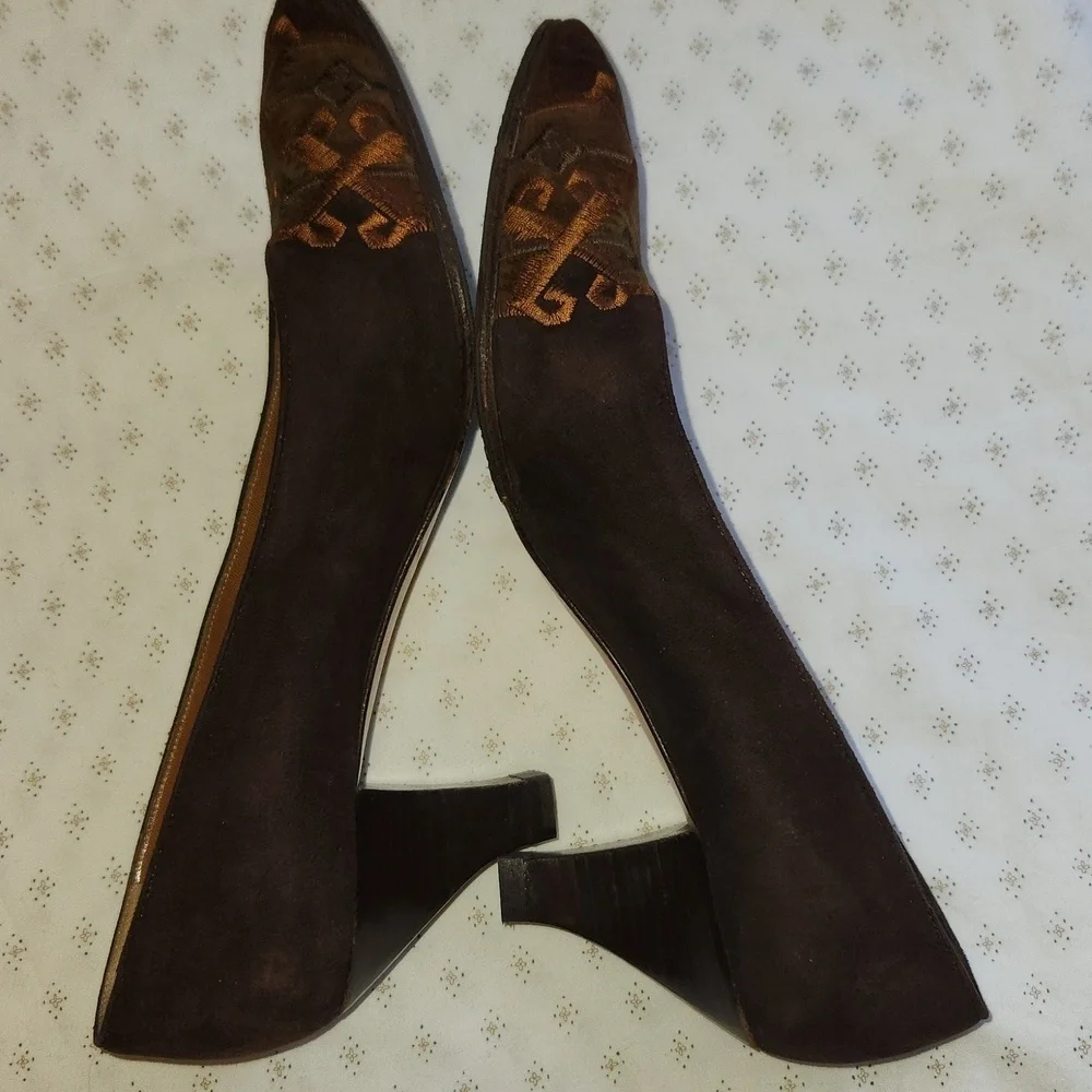 Sergio Rossi Brown Suede Embroidered Toe Kitten Heels Pumps sz 38.5/8.5